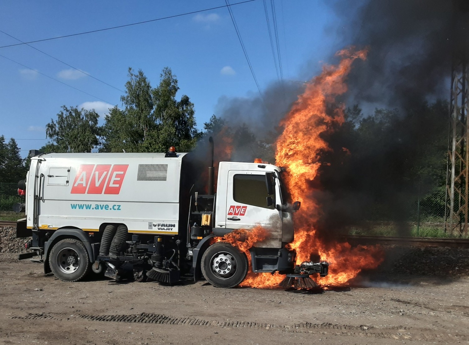 Požár zametacího vozu v obci Herlify