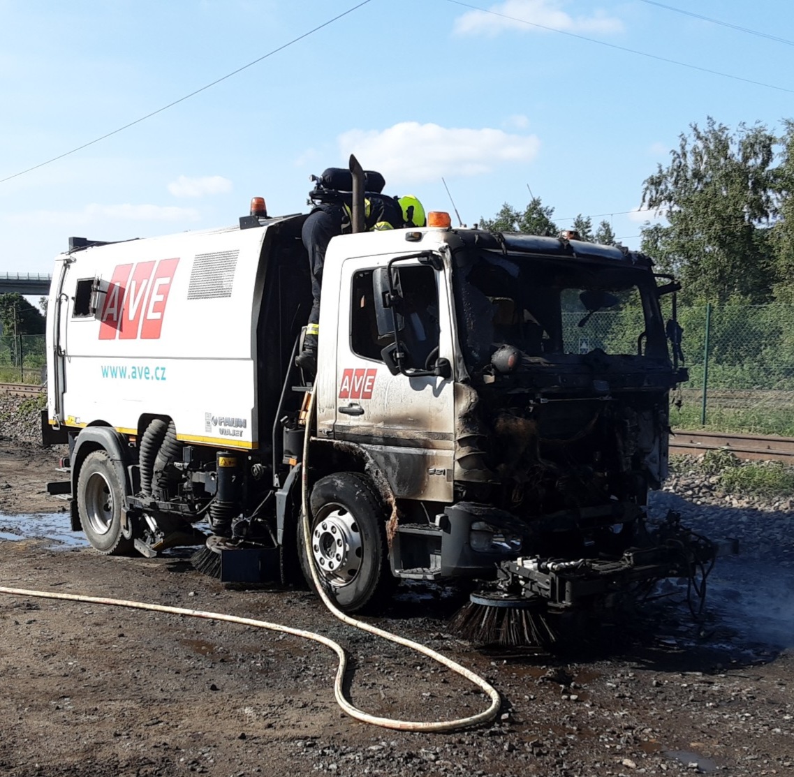 Požár zametacího vozu v obci Herlify