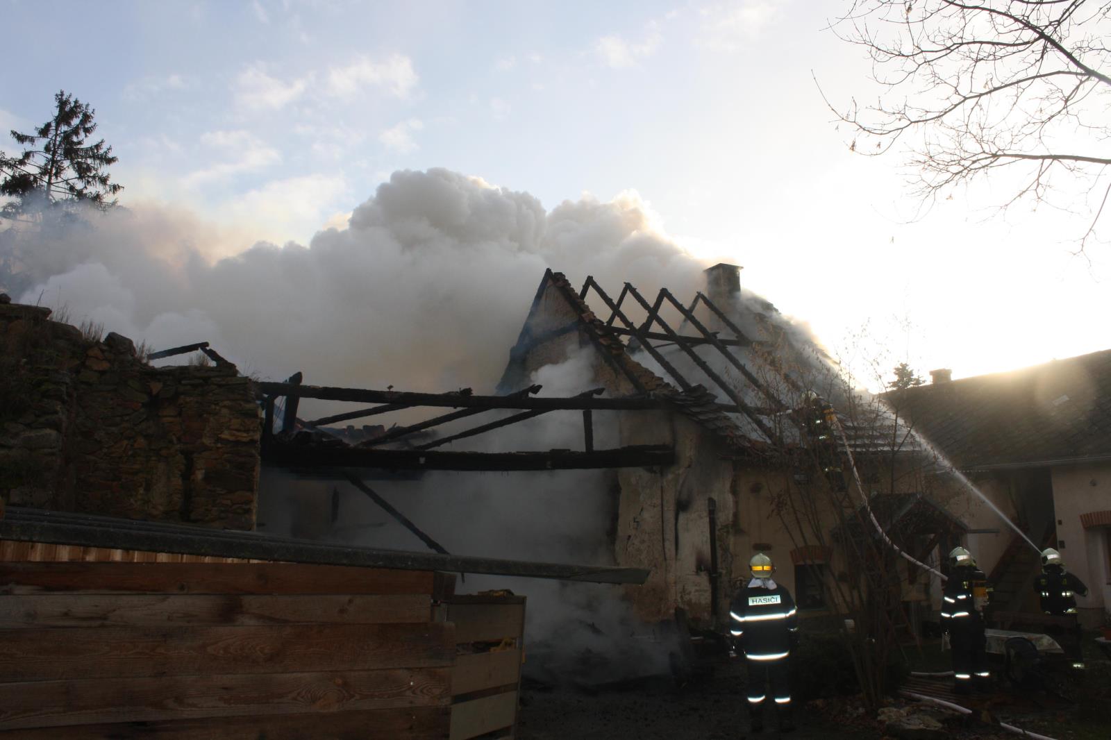 Požár zemědělského stavení, Radošovice - 9. 12. 2017 (4).JPG