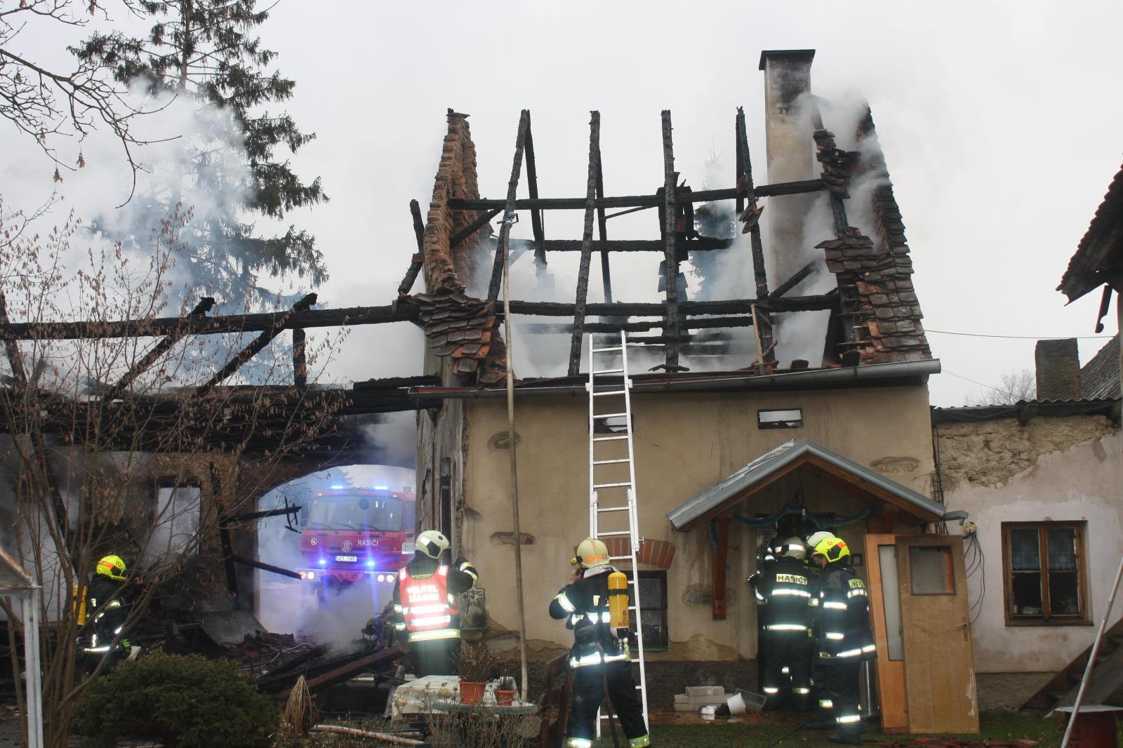 Požár zemědělského stavení, Radošovice - 9. 12. 2017 (8).JPG