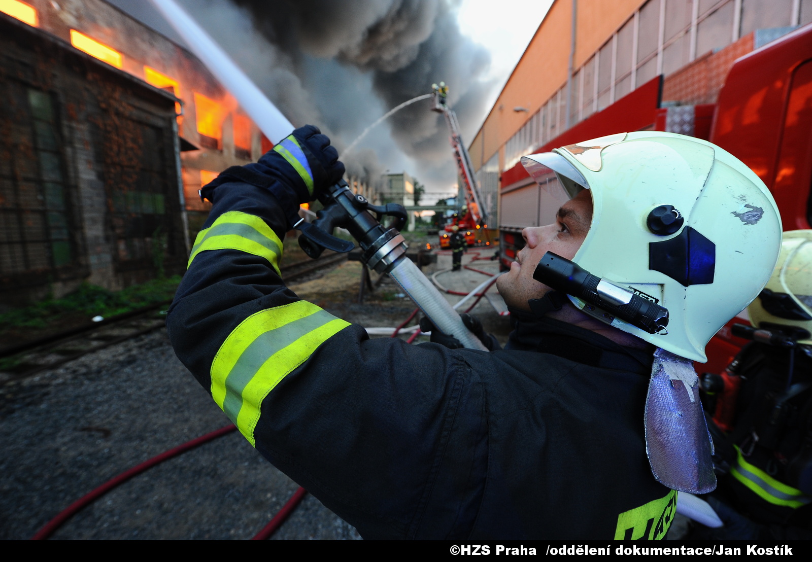 Praha , Vysočany, ulice Kolbenova, požár haly s textilem 