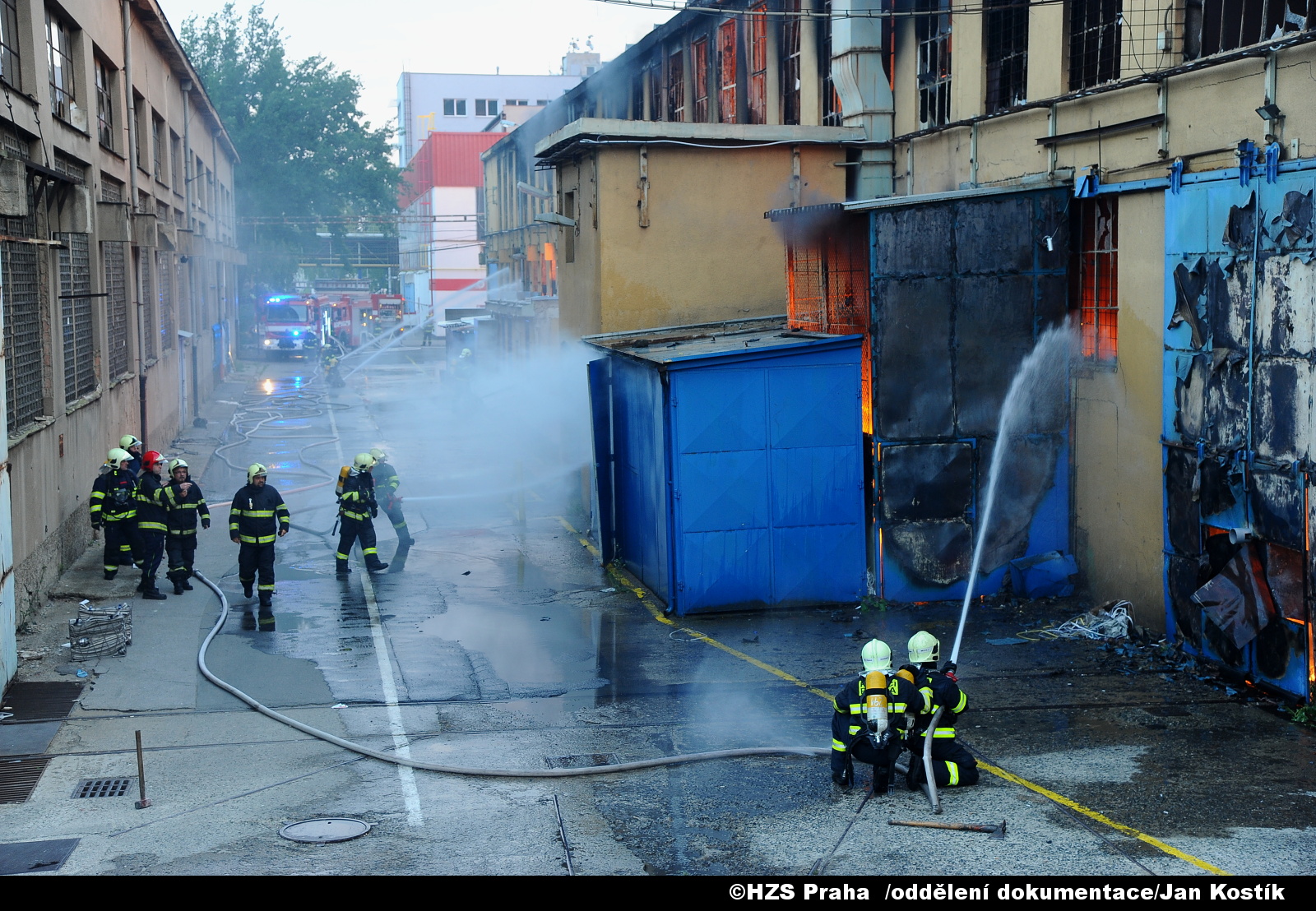 Praha , Vysočany, ulice Kolbenova, požár haly s textilem 