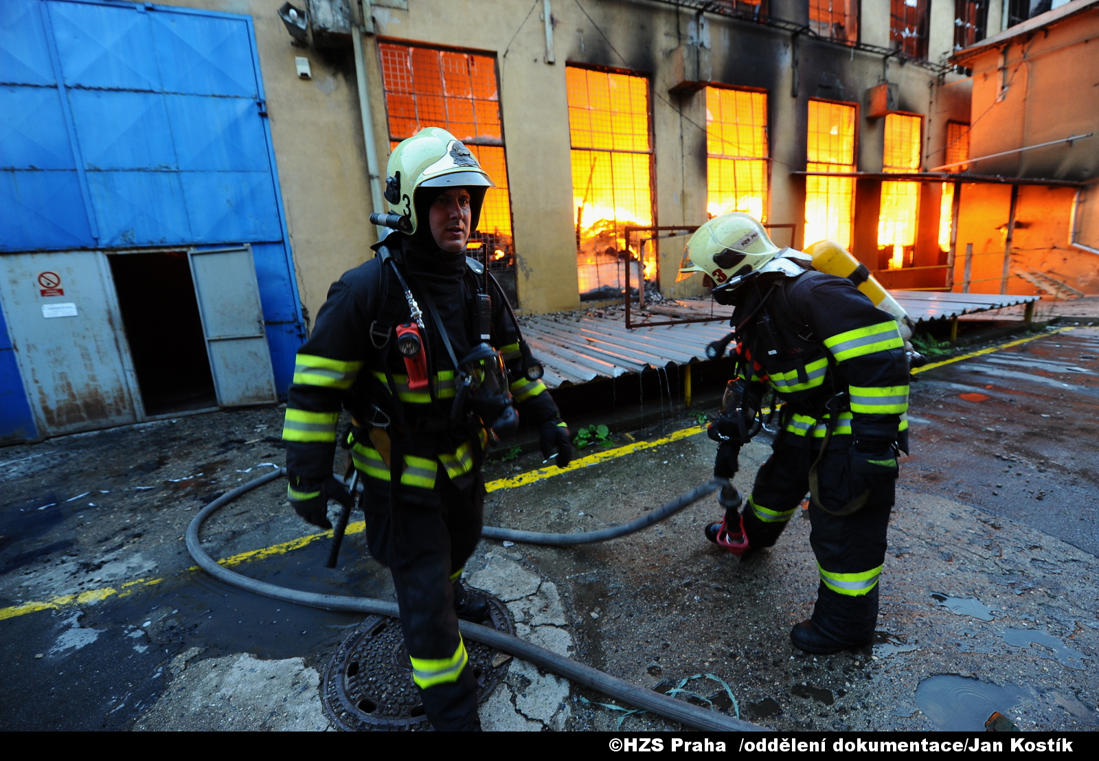 Praha , Vysočany, ulice Kolbenova, požár haly s textilem 