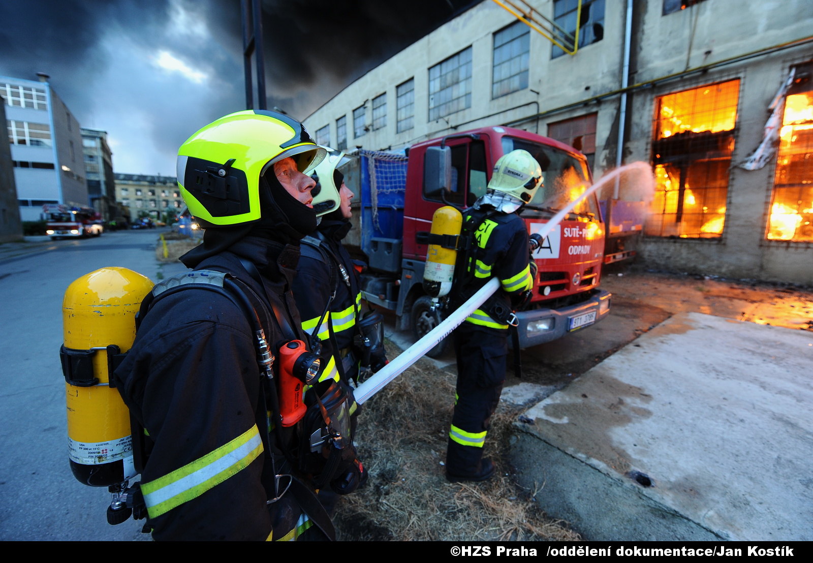 Praha , Vysočany, ulice Kolbenova, požár haly s textilem 