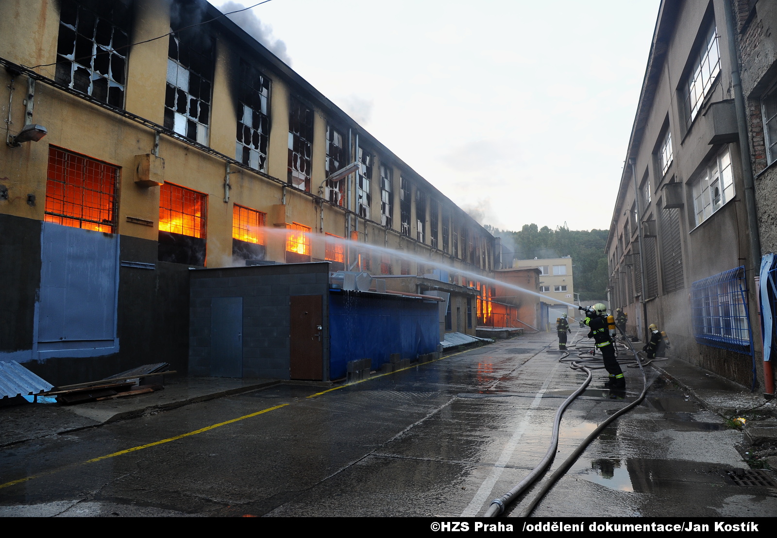 Praha , Vysočany, ulice Kolbenova, požár haly s textilem 