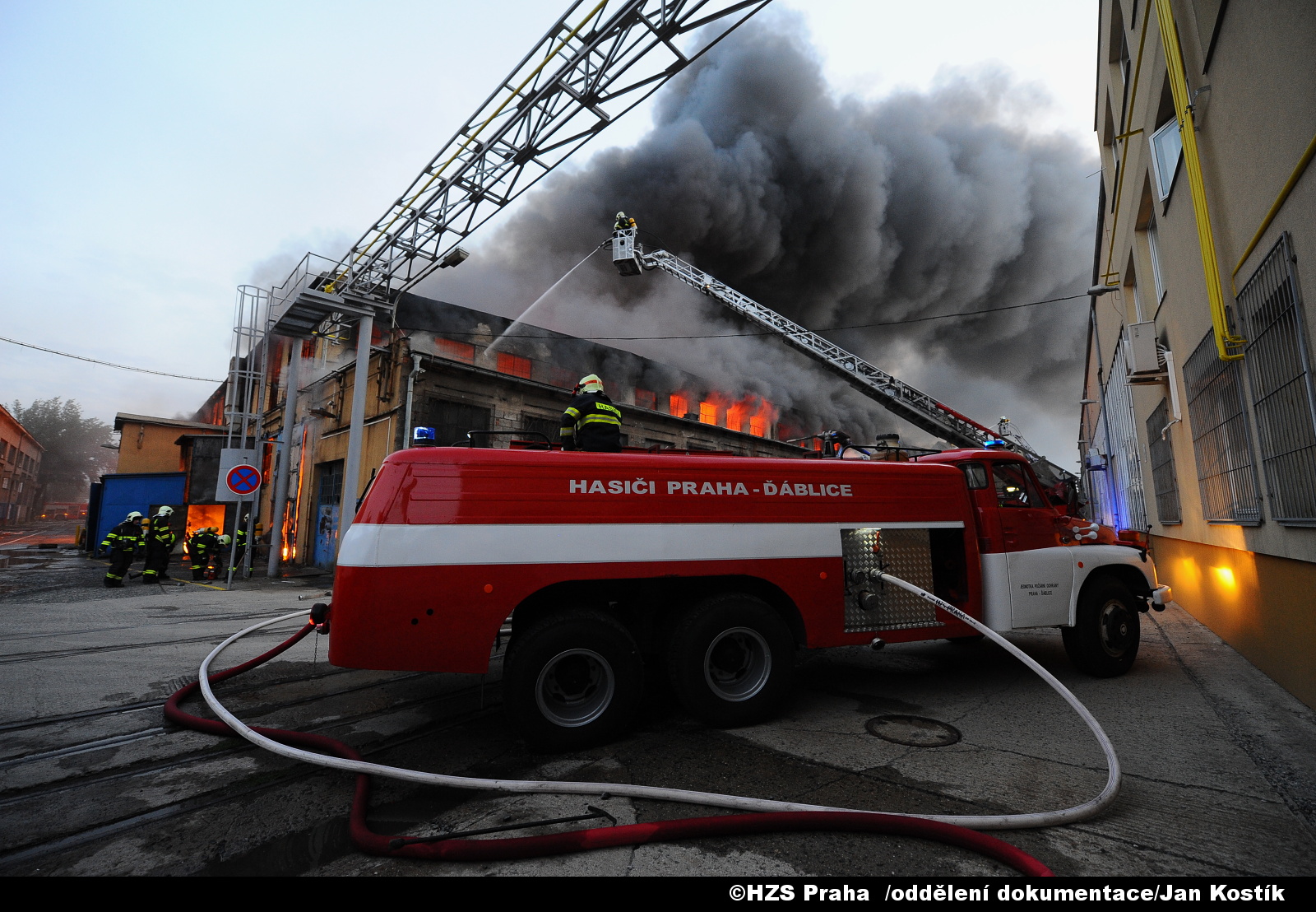 Praha , Vysočany, ulice Kolbenova, požár haly s textilem 