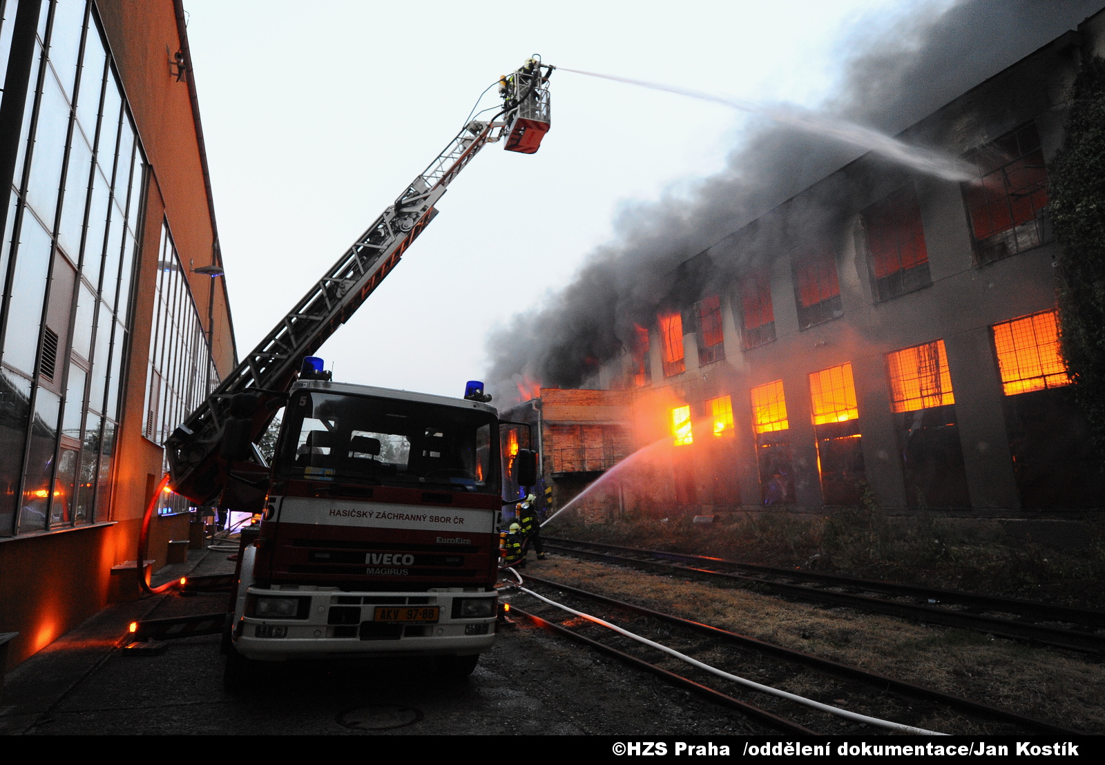 Praha , Vysočany, ulice Kolbenova, požár haly s textilem 
