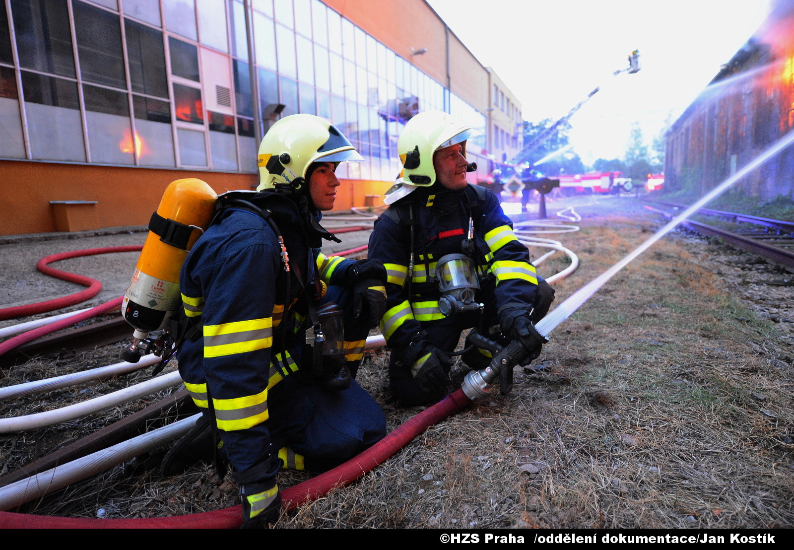 Praha , Vysočany, ulice Kolbenova, požár haly s textilem 