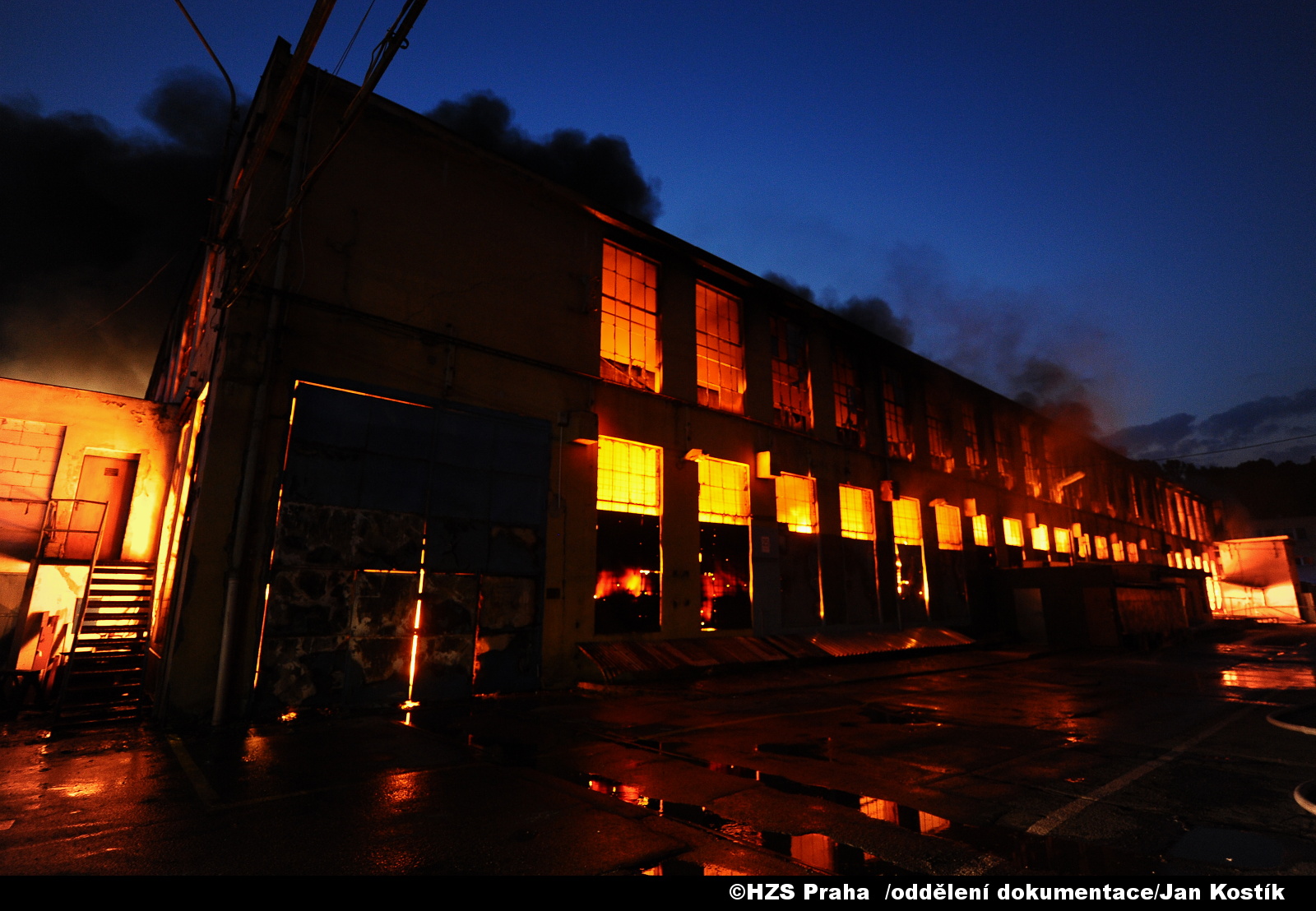 Praha , Vysočany, ulice Kolbenova, požár haly s textilem 
