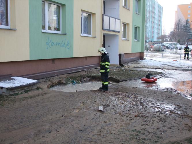 Prasklý vodovod 006.jpg