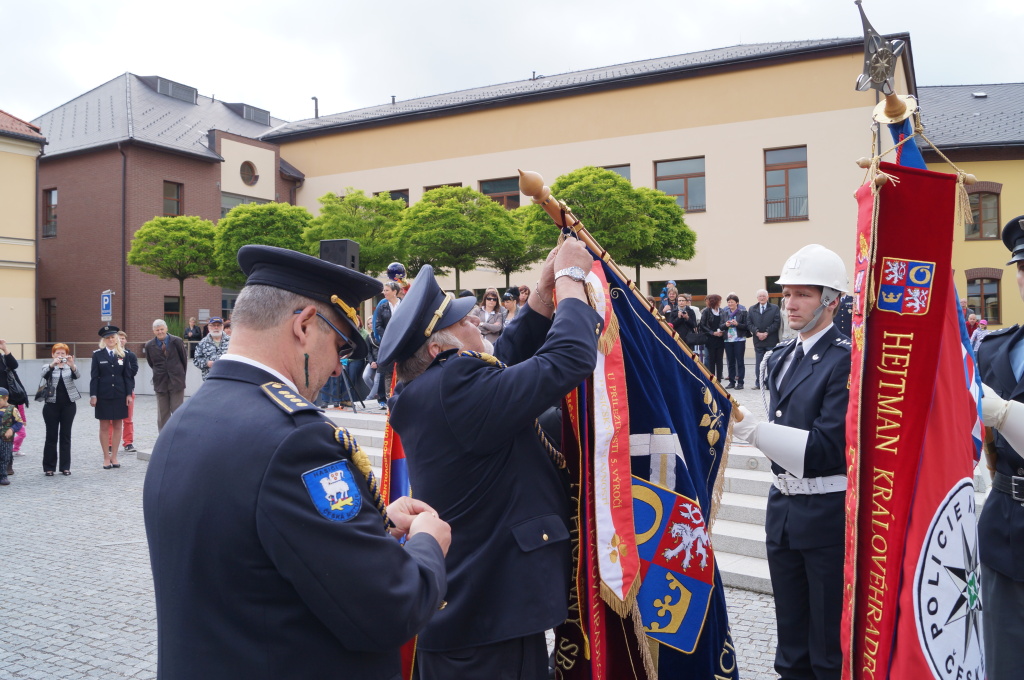 Předání stuhy na prapor HZS.JPG