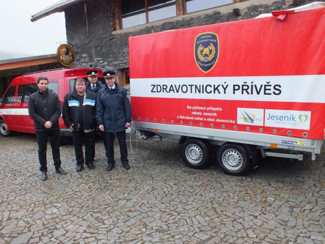 Předávání zdravotnického přívěsu.jpg
