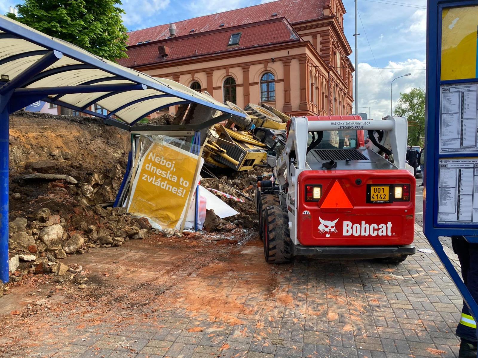 Převrácený bagr Teplice (1).jpg