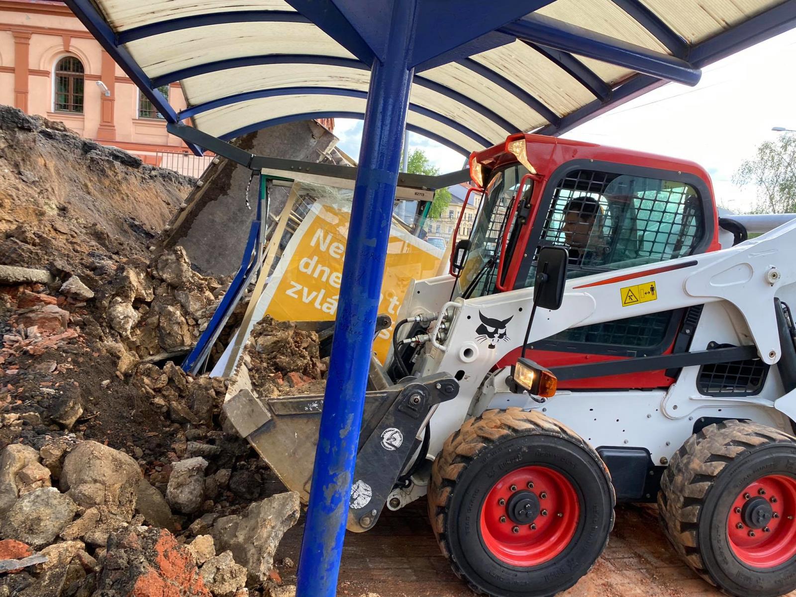 Převrácený bagr Teplice (3).jpg