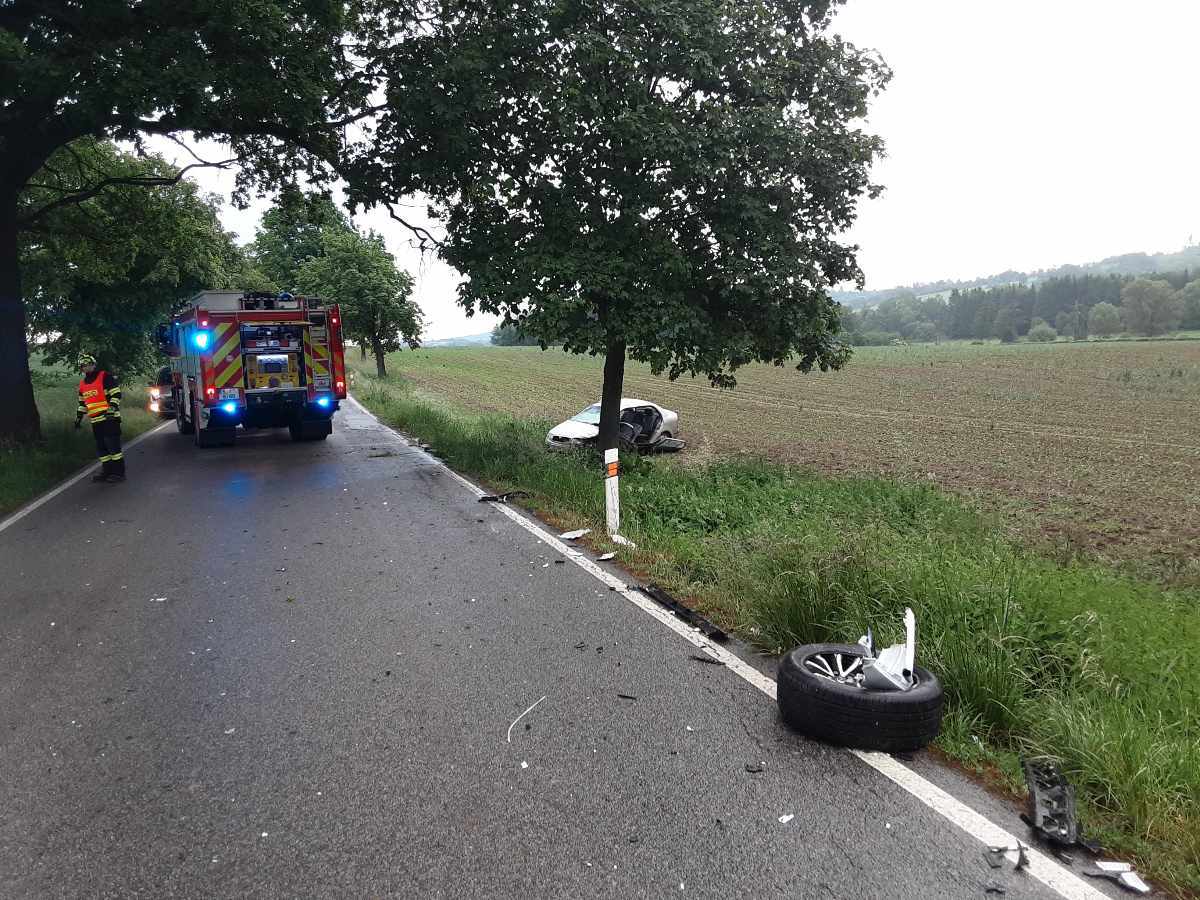 Při nehodě dvou osobních vozidel se zranili dva lidé