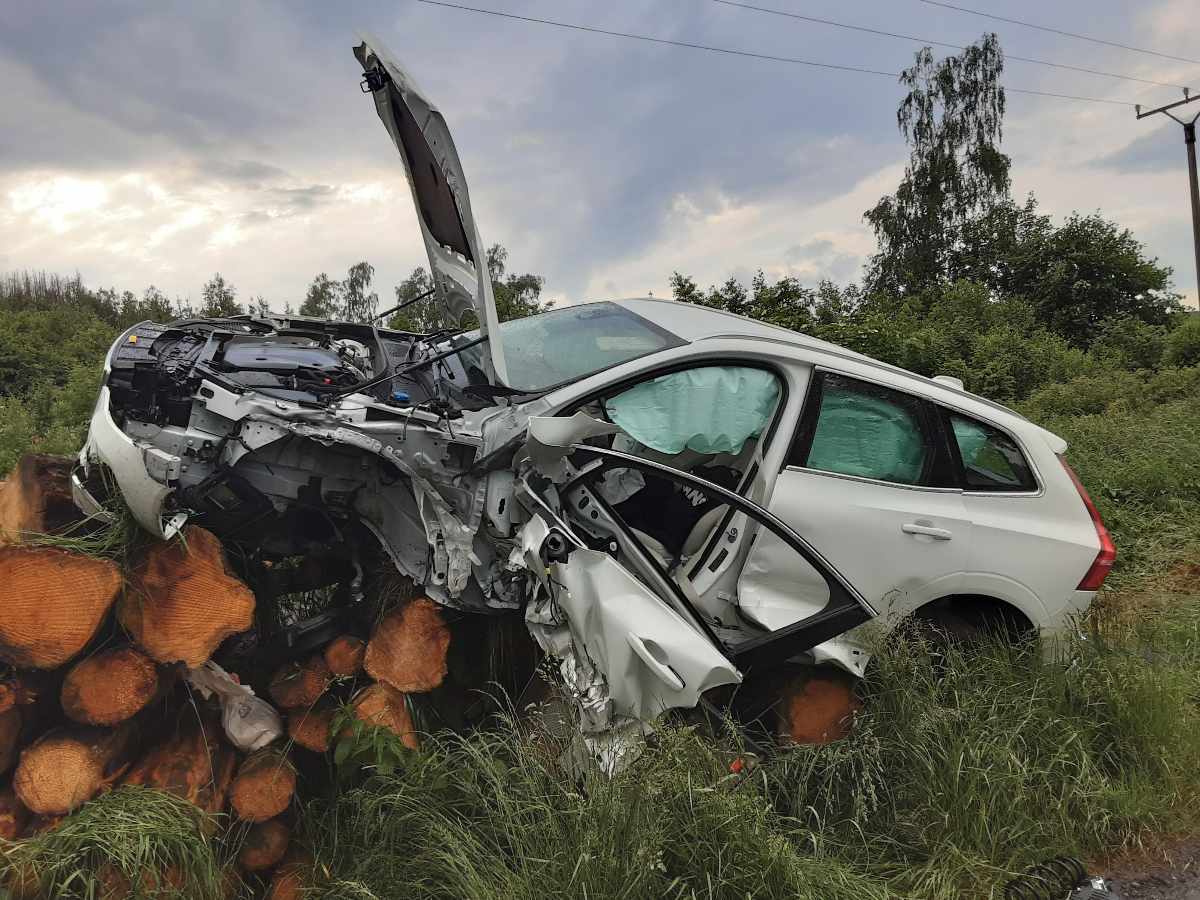 Při nehodě dvou osobních vozidel se zranili dva lidé