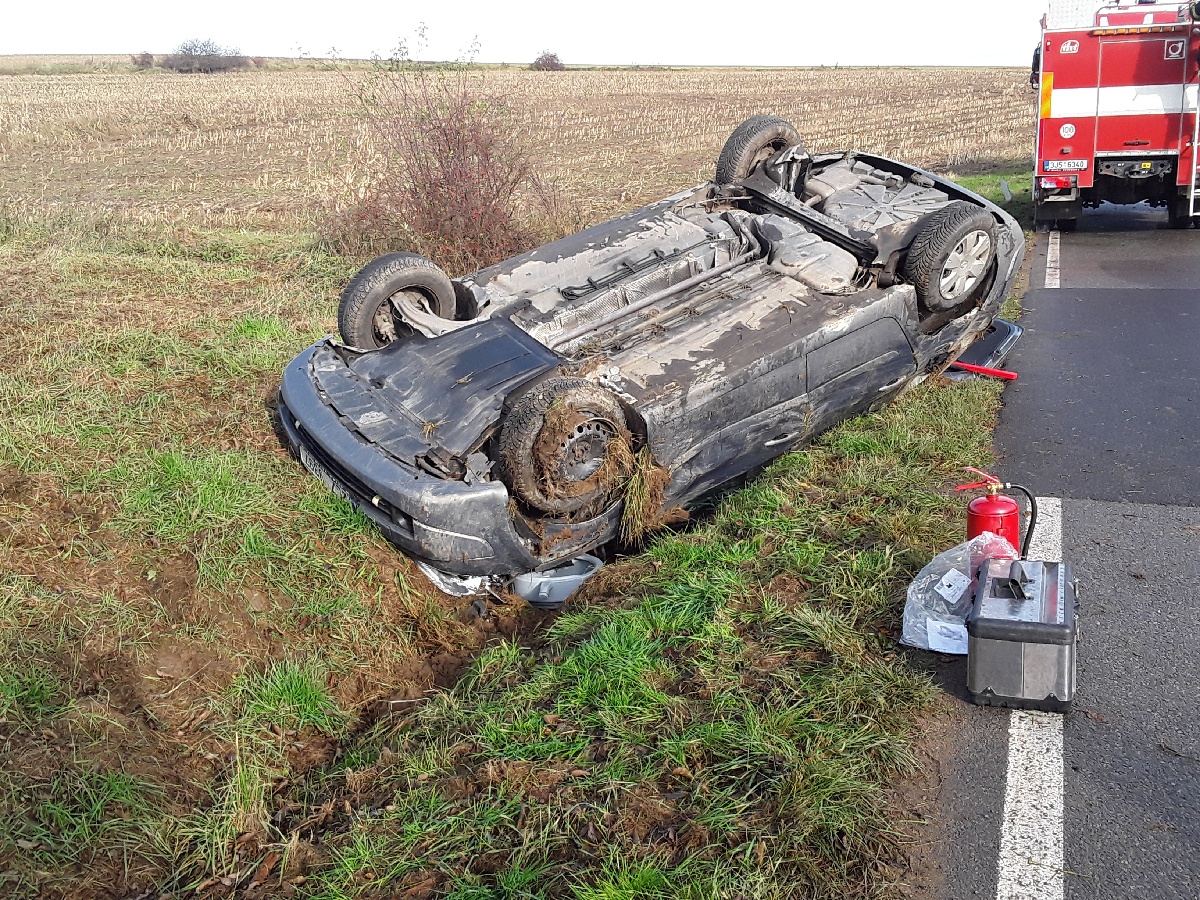 Při nehodě osobního vozidla u Římova se zranila řidička a spolujezdec