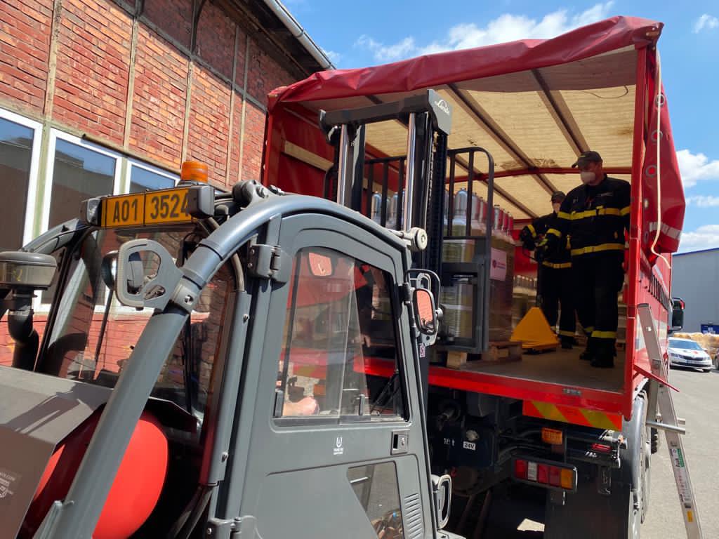 Příslušníci ZÚ HZS ČR chystají na převoz tlakové lahve do Indie