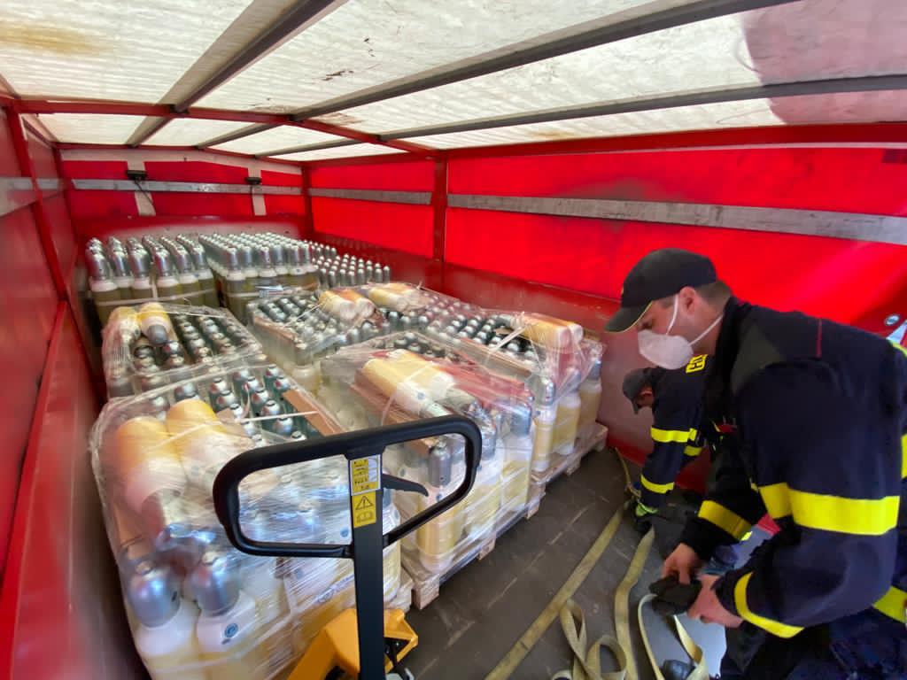 Příslušníci ZÚ HZS ČR chystají na převoz tlakové lahve do Indie