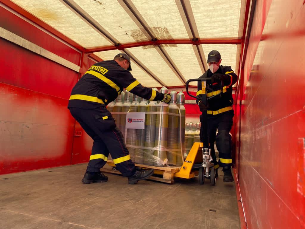 Příslušníci ZÚ HZS ČR chystají na převoz tlakové lahve s kyslíkem do Indie