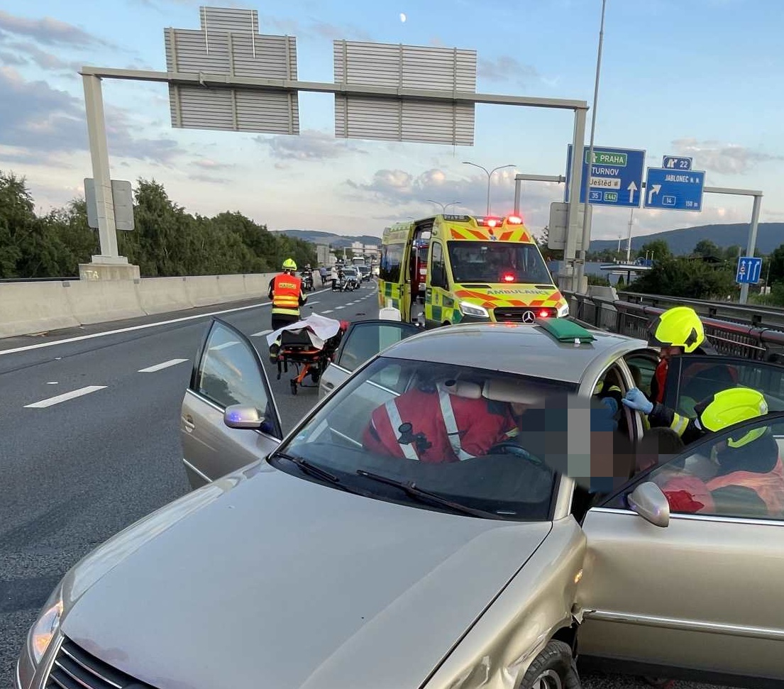 Profesionální hasiči z centrální hasičské stanice Liberec na místě spolupracovali se zdravotníky