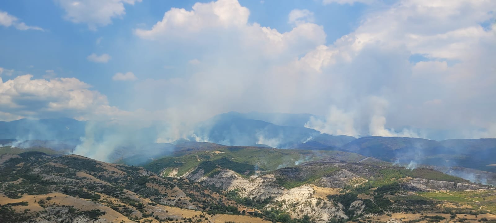 Průběh mezinárodní mise v Bulharsku - český vrtulník v centru požárů provedl za jediný den 44 shozů
