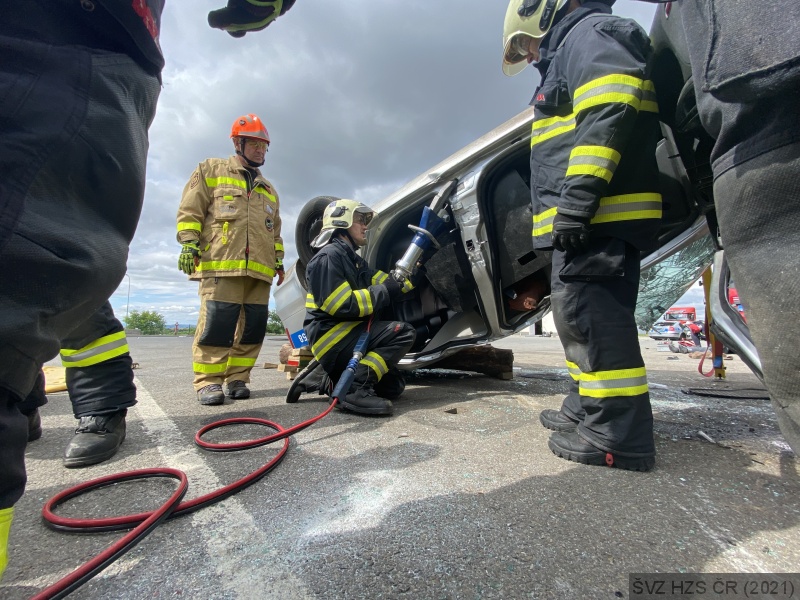 Rescue meeting 2021_účastníci akce během výcviku na stanovišti 5 .jpg