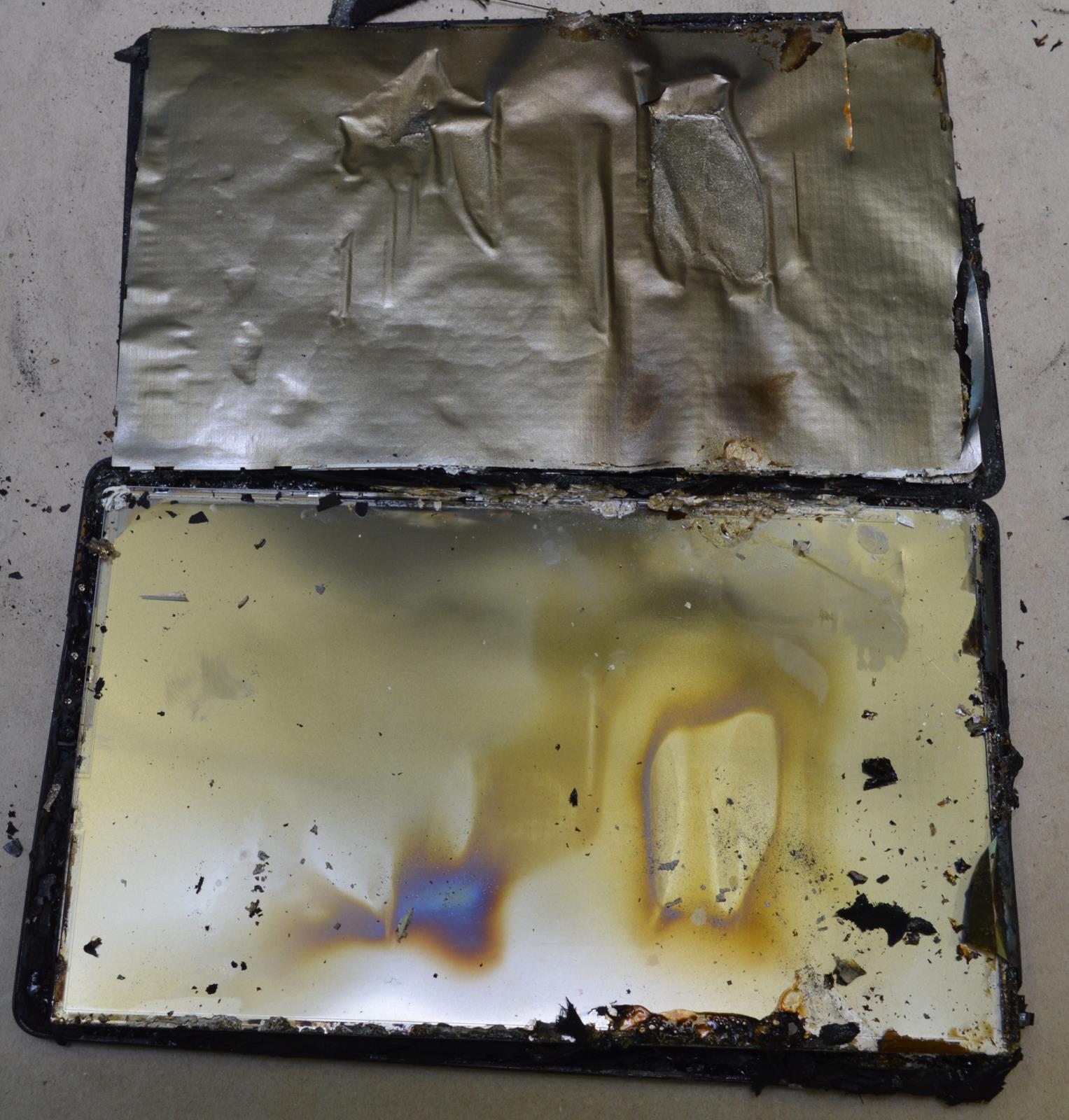 Rozebraný tablet po požáru