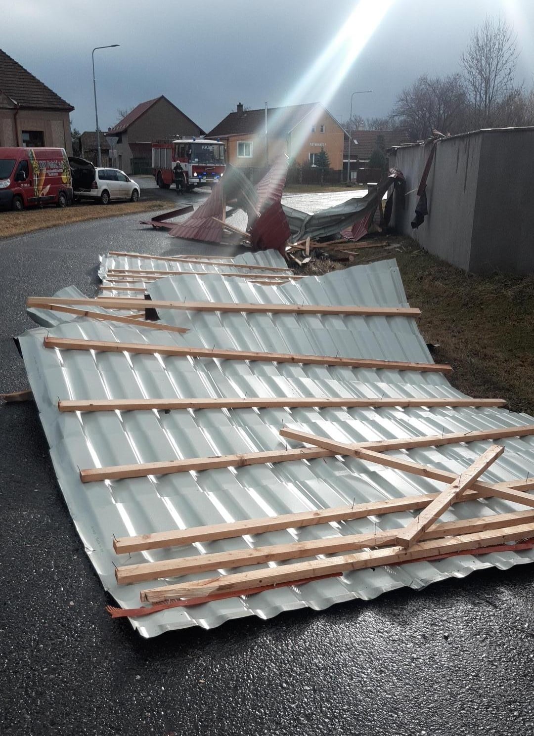 SČK_úklid utržené střechy, která spadla na vozovku.jpg