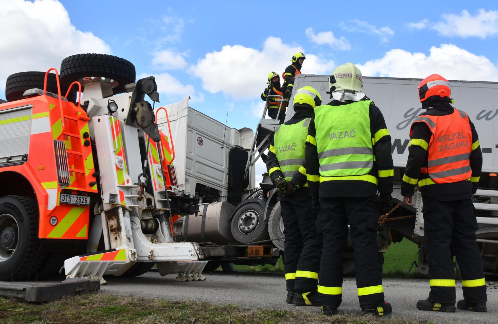 Sací bagr u vyproštění jízdní soupravy na Opavsku
