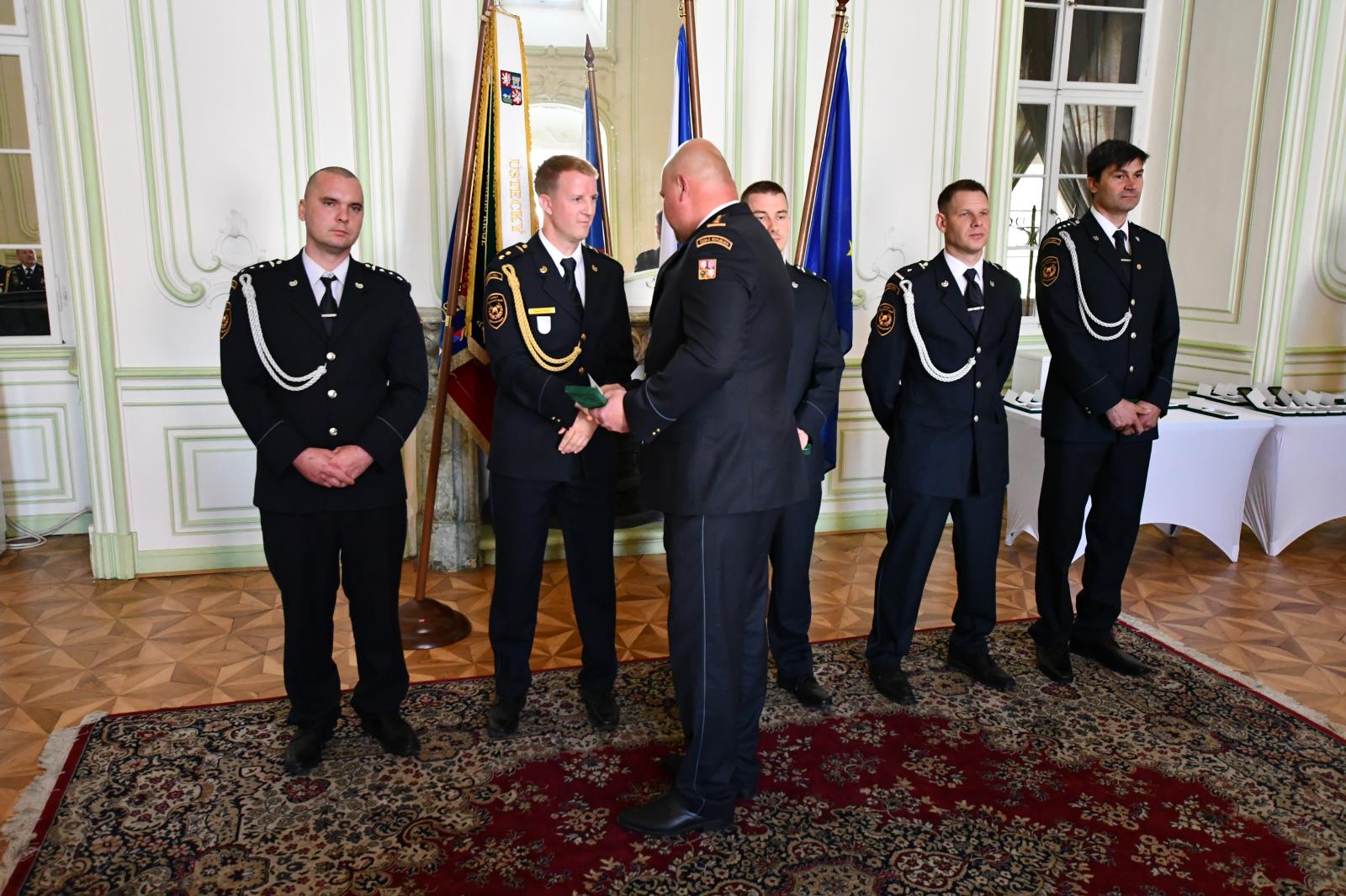 Slavnostní předání služebních medailí Za věrnost II. a III. stupně