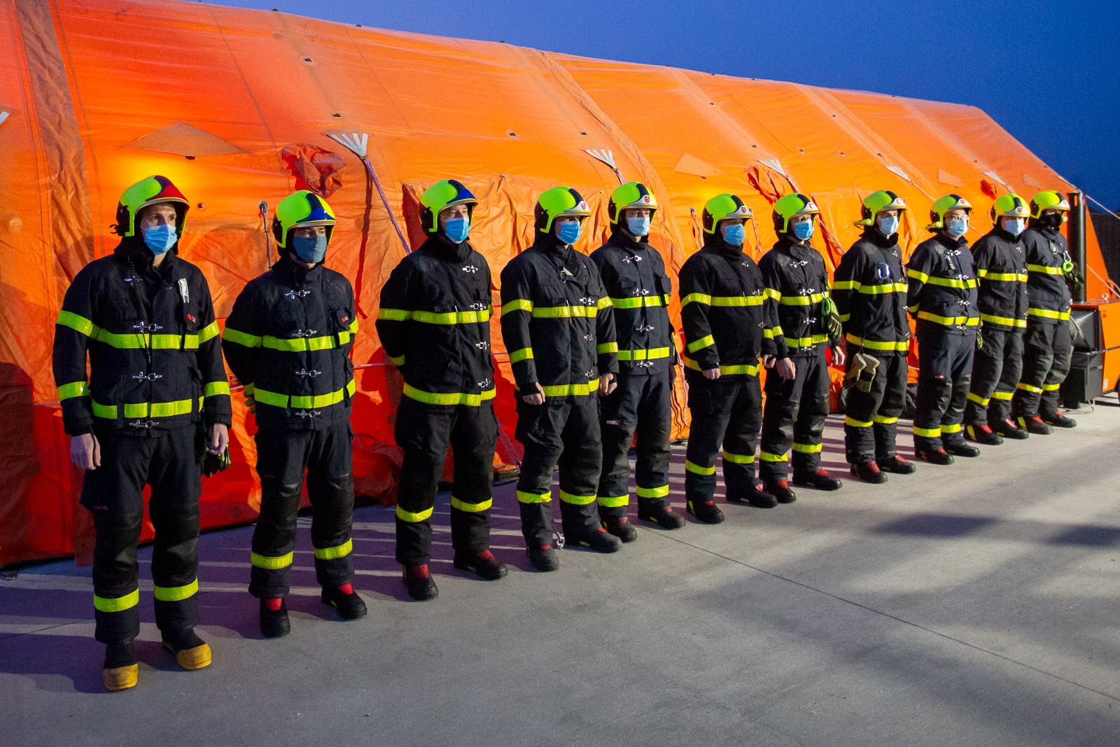 Směna A nastoupena v řadě před nafukovací halou.jpg