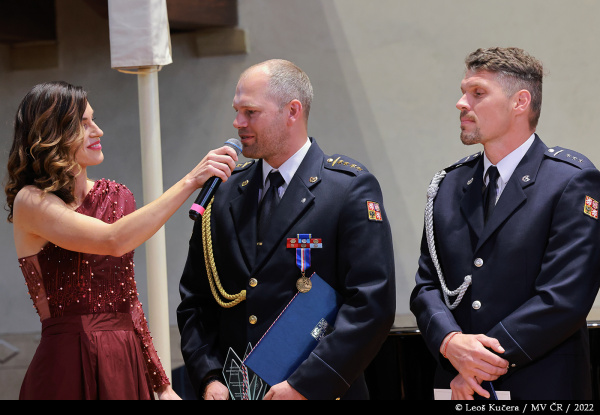 Sportovec MV_kolektiv_kpt. L. Novák při rozhovoru s moderátorkou.JPG