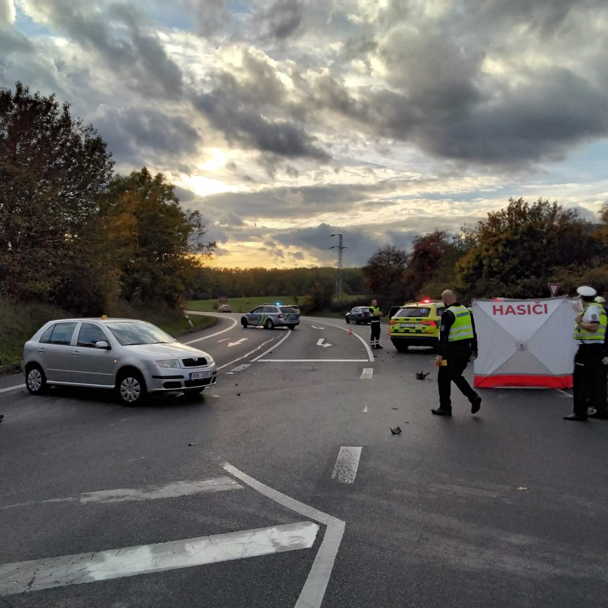 Srážka motocyklu s osobním automobilem u Chlumce.