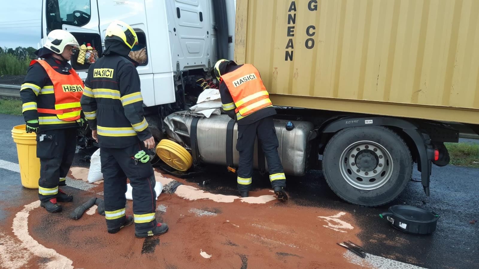 Srážka osobního automobilu s kamionem.