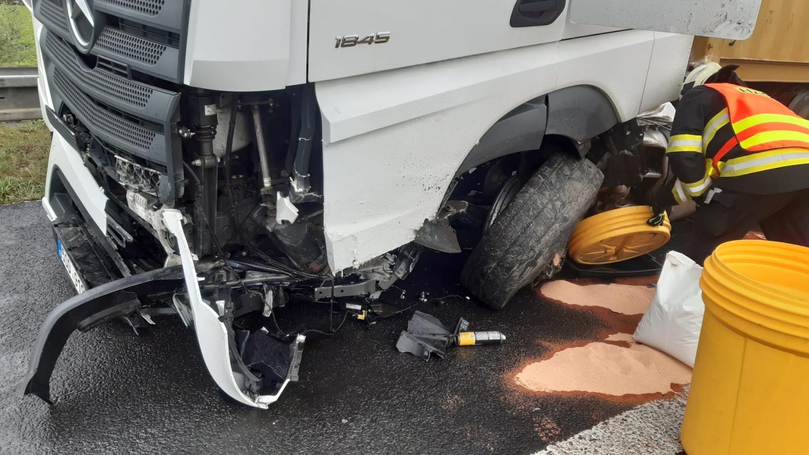 Srážka osobního automobilu s kamionem.