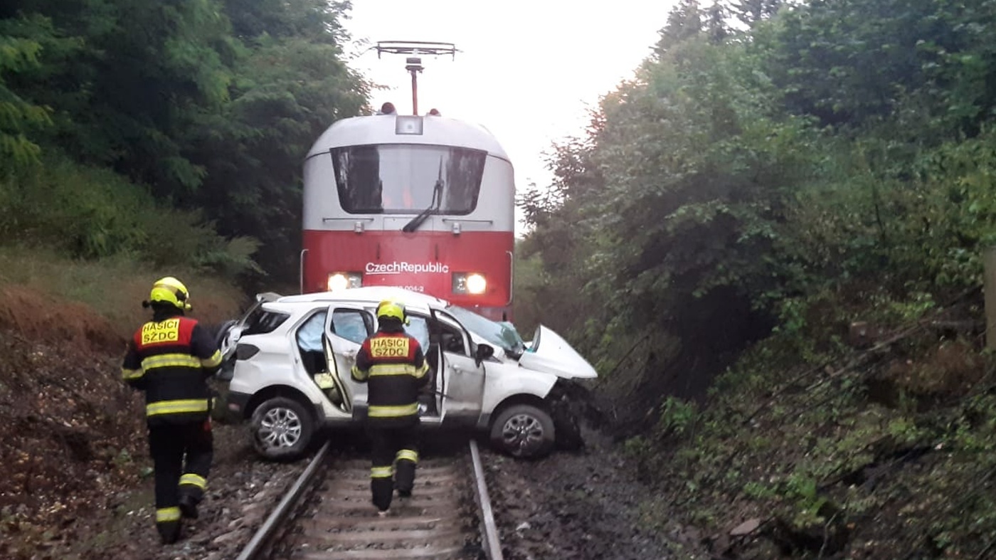 Srážka vlaku s osobním autem na Benešovsku_SČK.jpg