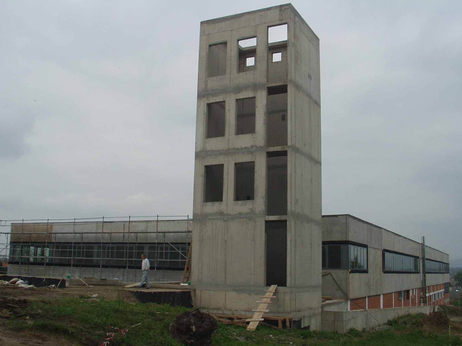 Stavba věže stanice, jižní strana v květnu roku 2004