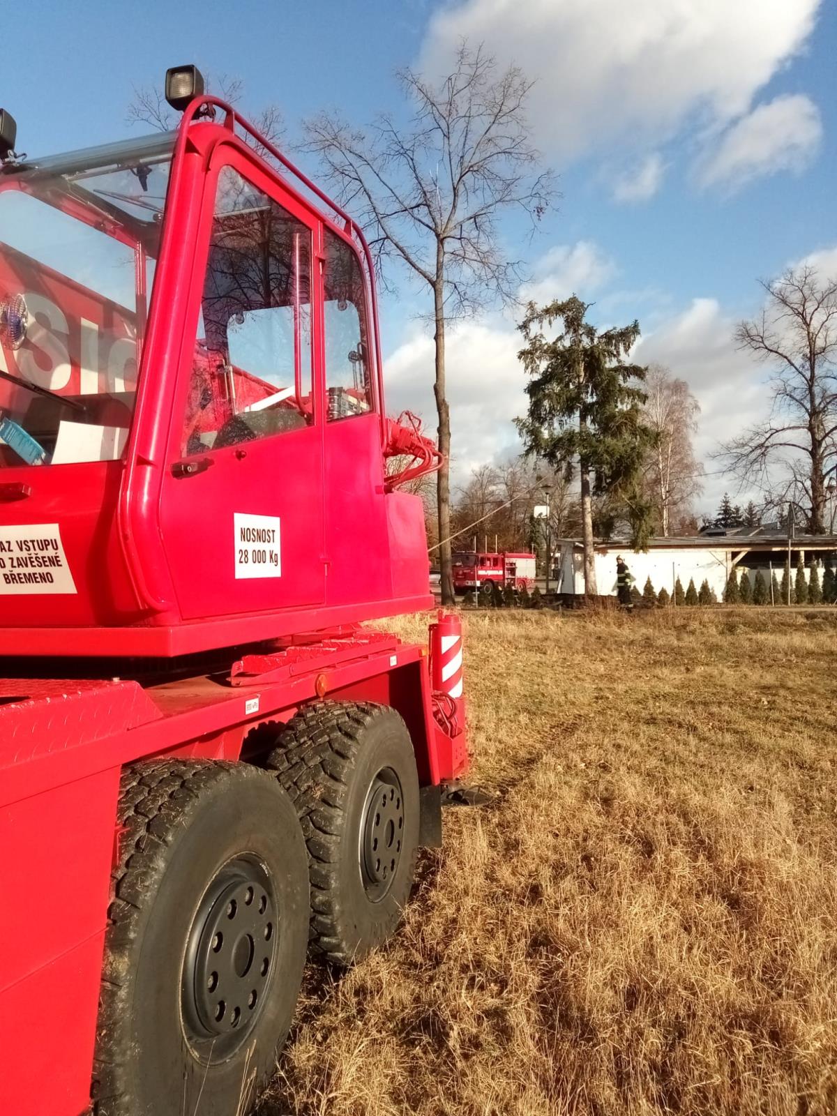 Strom spadlý na domek, České Budějovice - 30. 1. 2022 (1).jpg