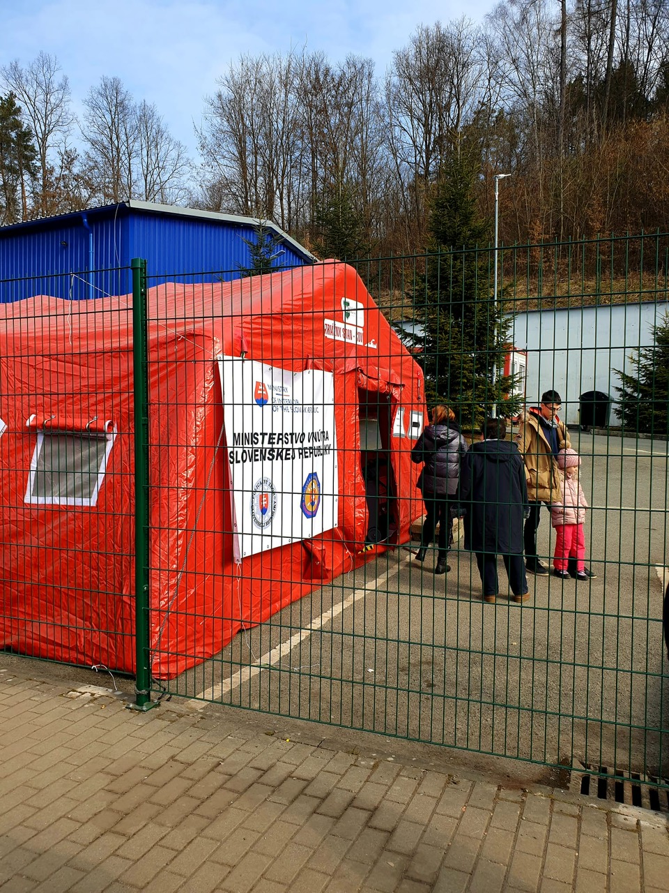 Styční důstojníci na hraničních přechodech rozdělují humanitární pomoc (2).jpeg