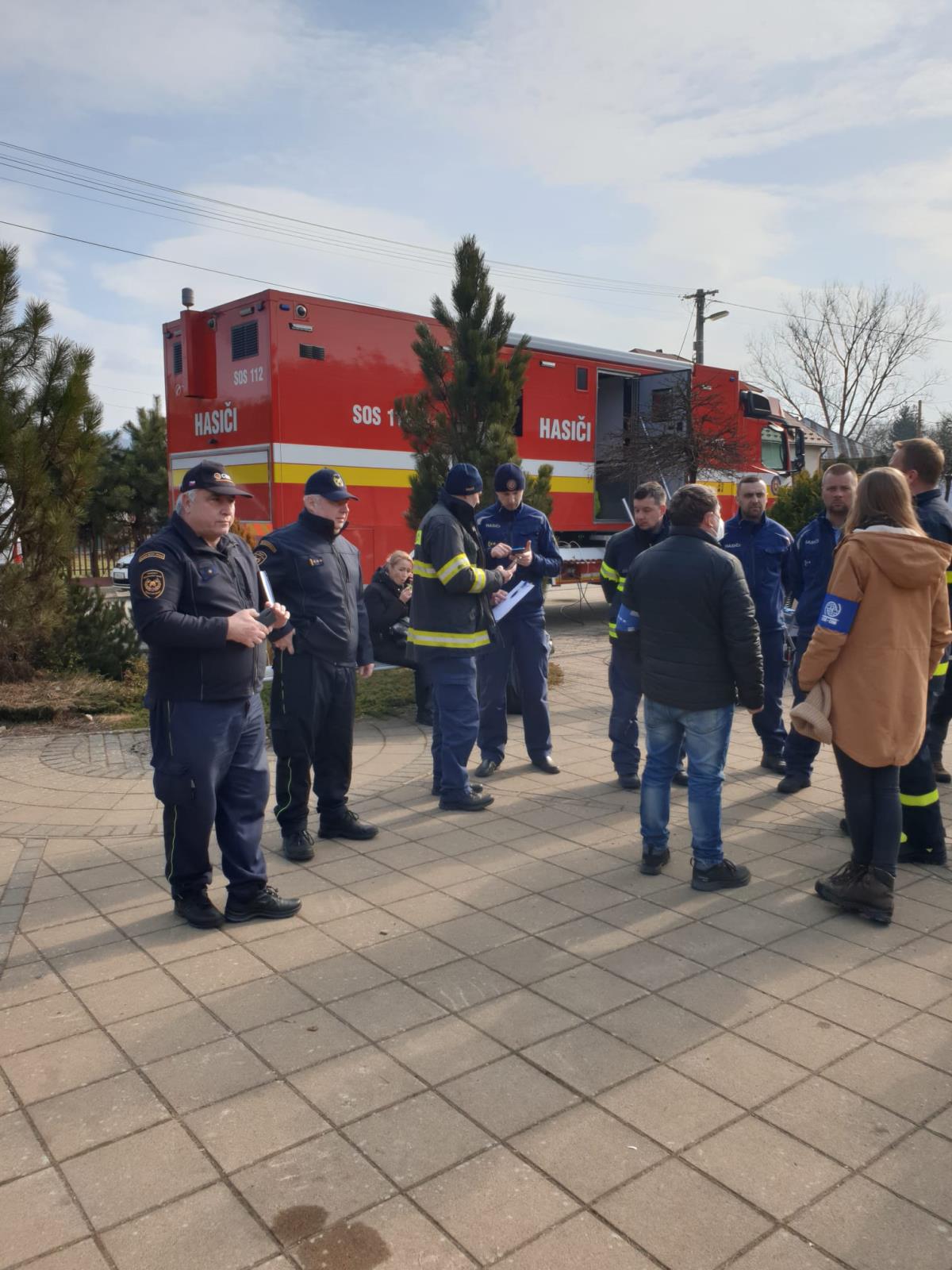 Styční důstojníci na hraničních přechodech rozdělují humanitární pomoc (3).jpeg