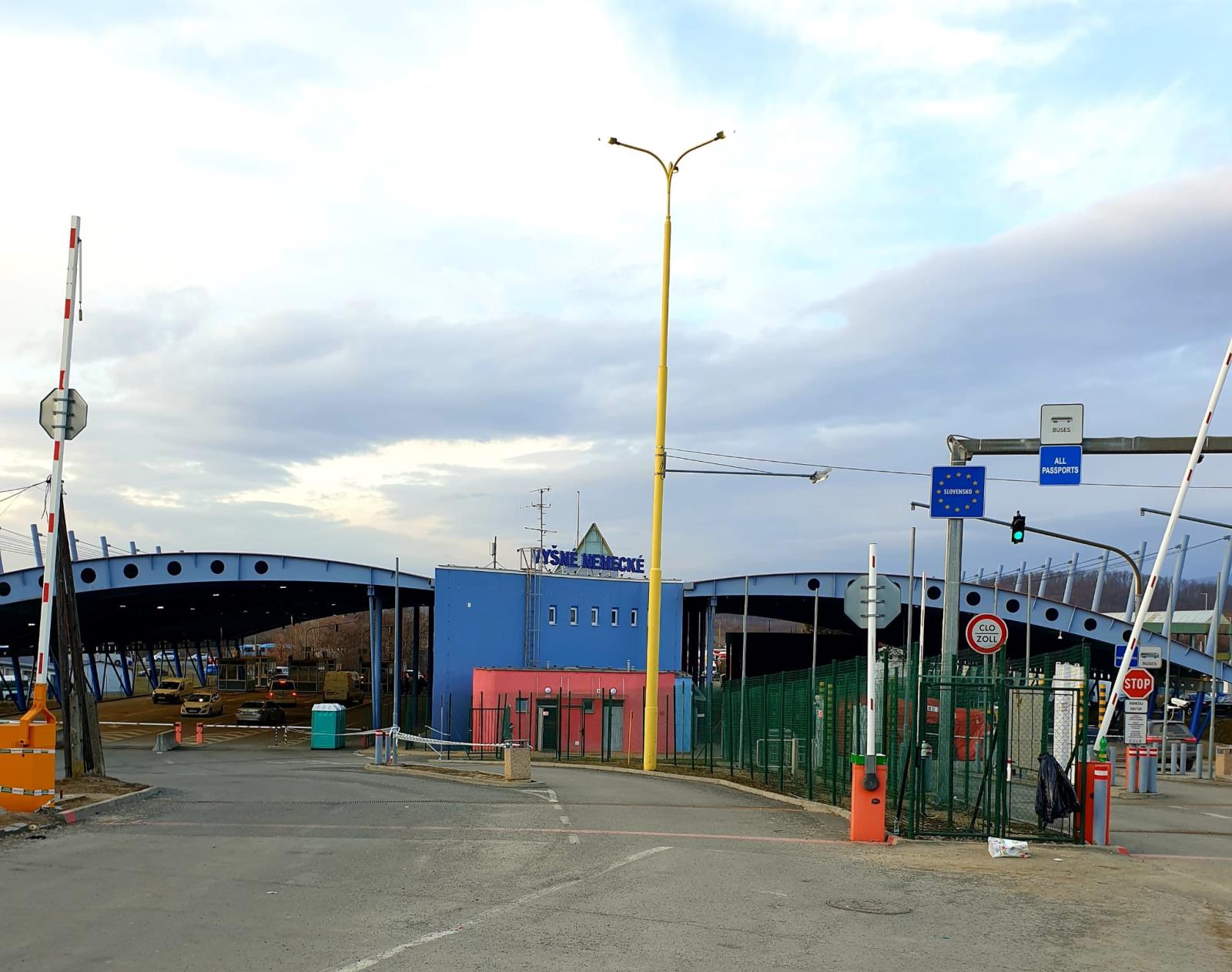 Styční důstojníci na hraničních přechodech rozdělují humanitární pomoc (6).jpeg