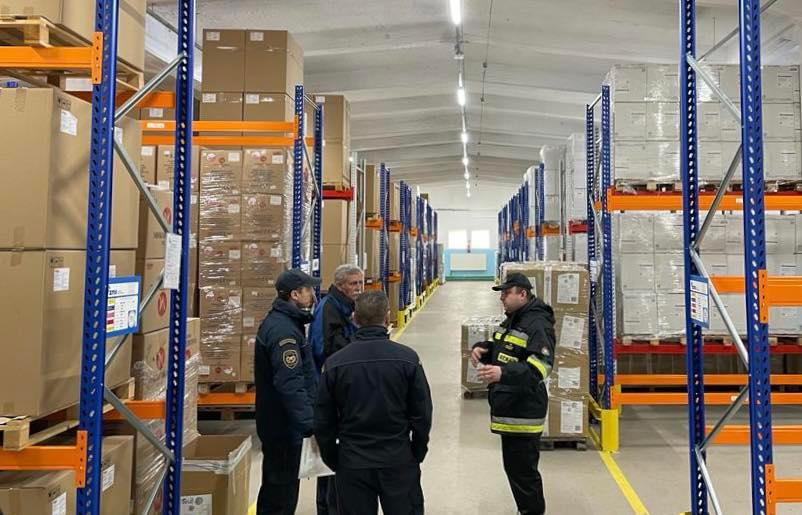 Styční důstojníci na hraničních přechodech rozdělují humanitární pomoc (7).jpg