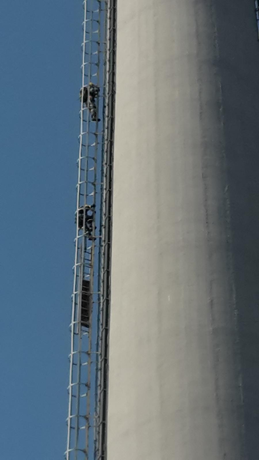 Sundání uvolněných plechů, Jindřichův Hradec - 15. 4. 2019 (4).jpg