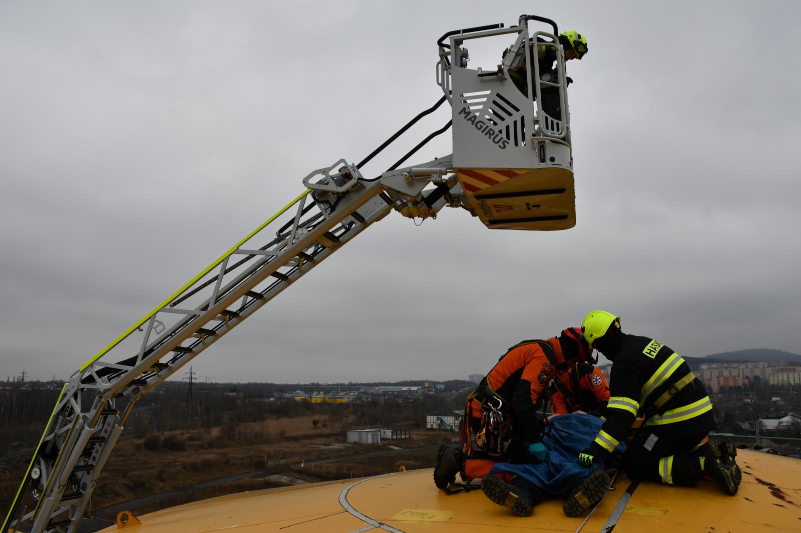 Taktické cvičení: záchrana zraněné osoby z výšky.