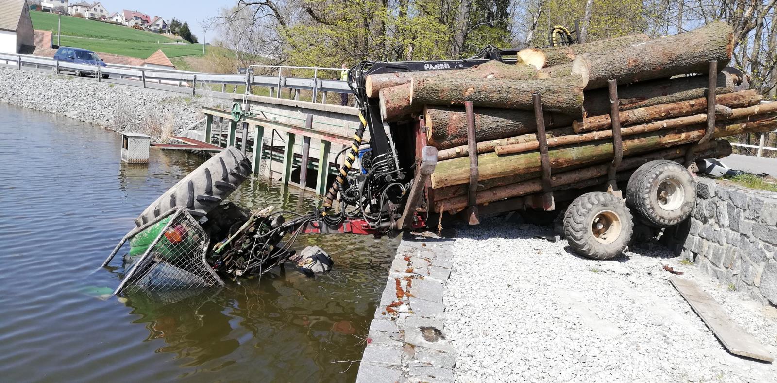 Traktor v rybníce, Vožice - 17. 4. 2020 (2).jpg