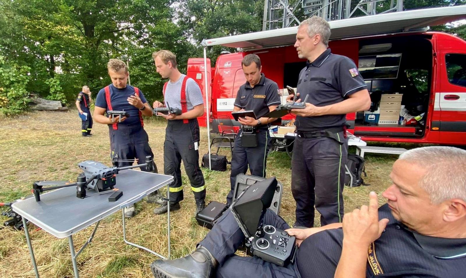 Tým dokumentaristů se chystá natáčet pomocí dronu záběry z výšky_2.jpg