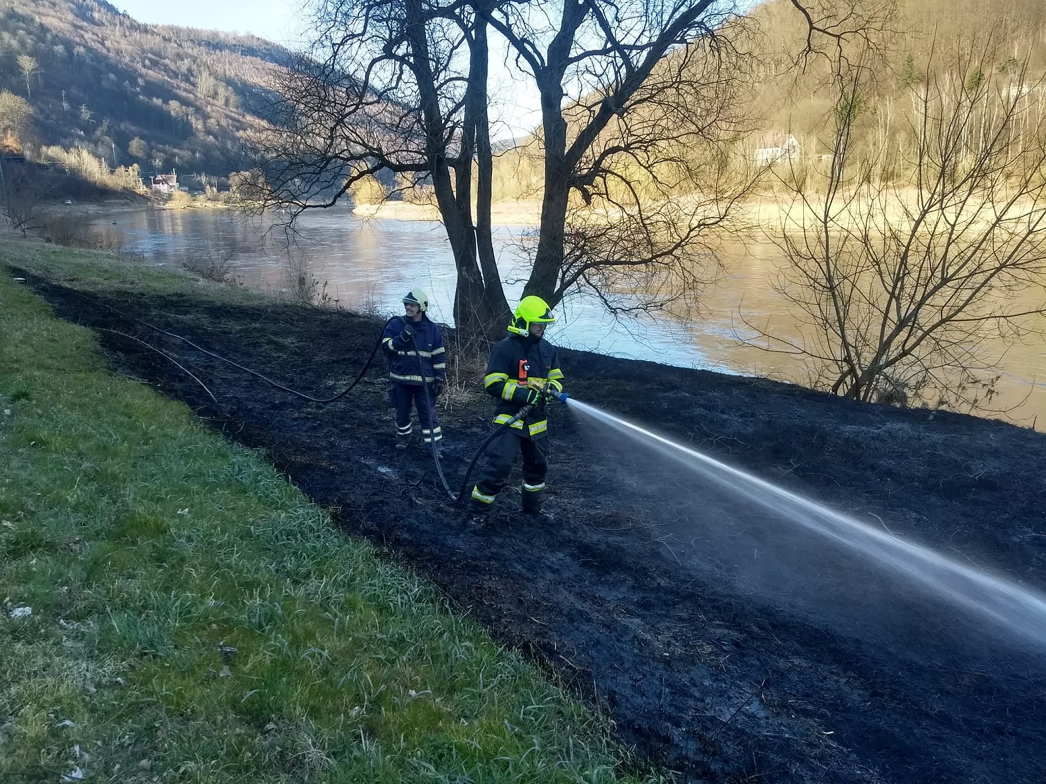 ÚLK - Požár travního porostu na břehu Labe.jpg