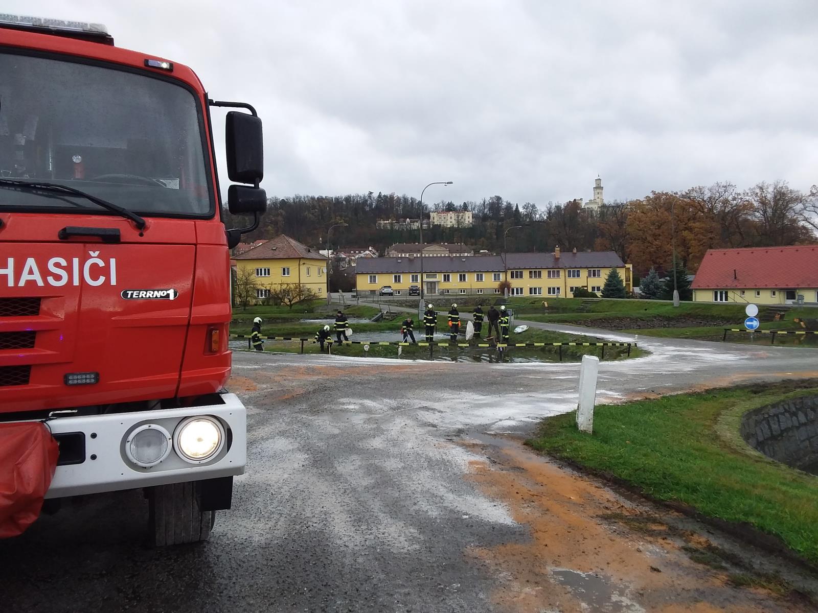Únik nafty na sádkách, Hluboká nad Vltavou - 18. 11. 2019 (2).jpg