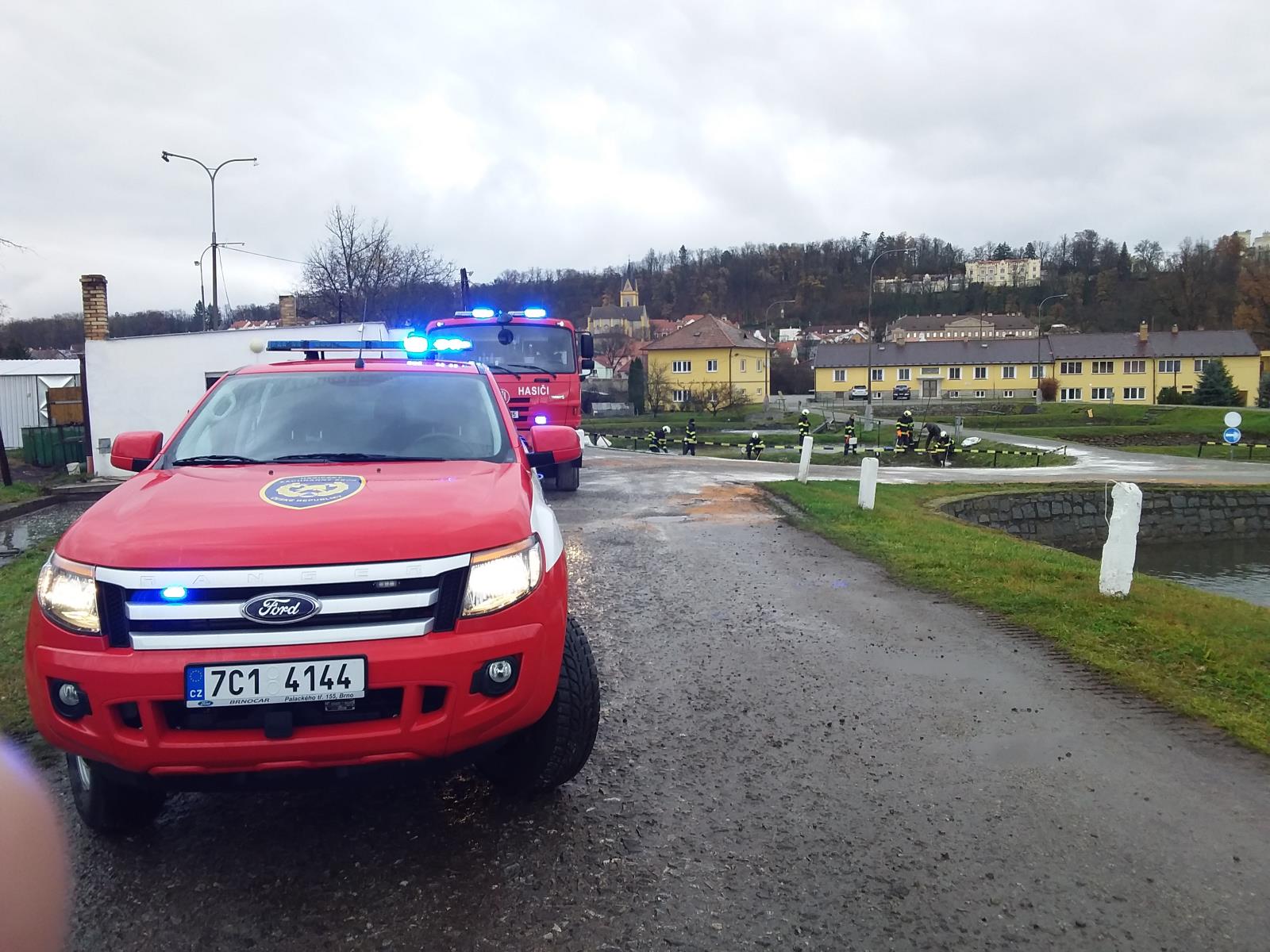 Únik nafty na sádkách, Hluboká nad Vltavou - 18. 11. 2019 (3).jpg